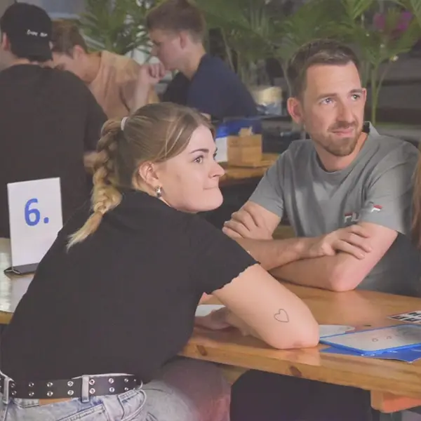 Deelnemers aan een pubquiz van Quiz van Roos